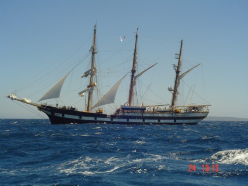 grand voilier à l'arrivée